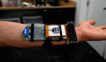 Умный браслет позволяет управлять роботизированной рукой с помощью естественных движений