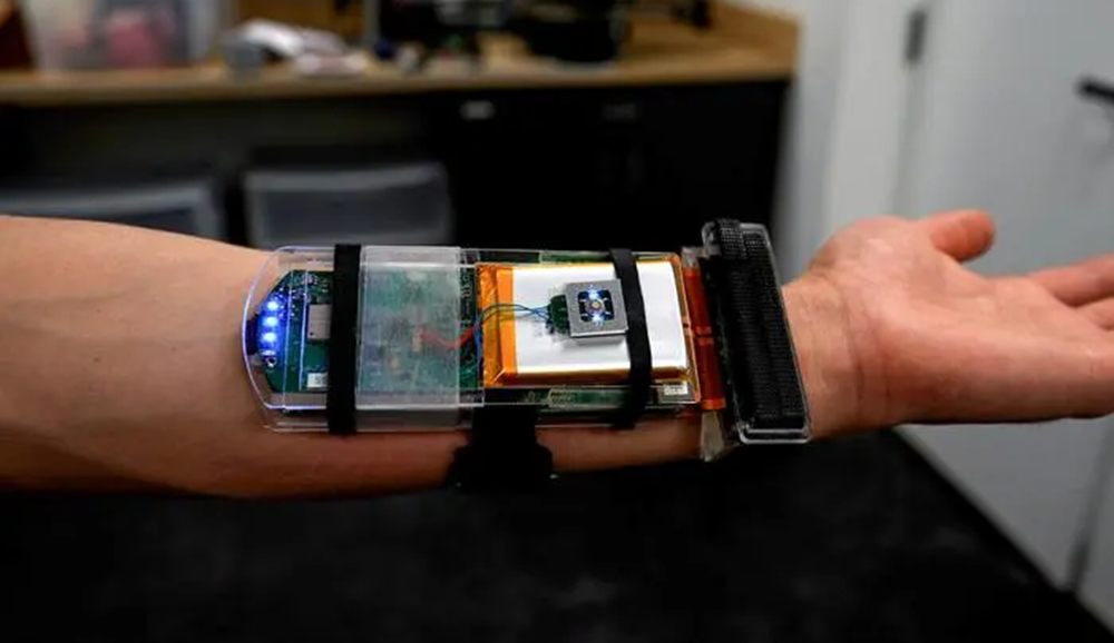 Умный браслет позволяет управлять роботизированной рукой с помощью естественных движений
