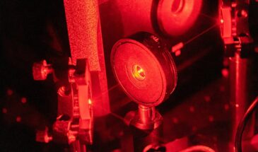 Сверхбыстрые лазерные импульсы ускоряют развитие квантовых сетей на алмазах