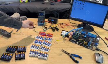 Энтузиаст запитал ПК от 56 батареек АА