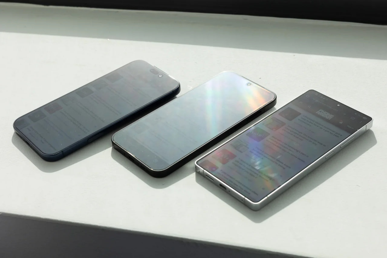 Слева – iPhone 17 Pro Max, посередине – OnePlus 15, справа – Galaxy s25 Ultra