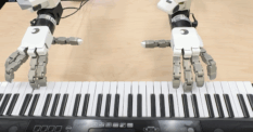 Инженеры обучили робота игре на пианино двумя руками