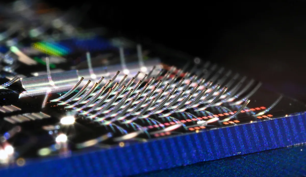 Чип размером с песчинку проецирует 68 миллионов лазерных лучей в секунду