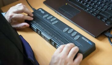 Чат с Алисой AI адаптировали для незрячих пользователей