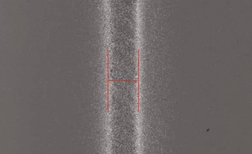 В России подготовили к серийному производству необычный принтер для микроэлектроники. Установка, созданная в МФТИ, печатает микроструктуры без чернил, растворителей и связующих веществ — наночастицы синтезируются прямо в процессе работы, а затем осаждаются на подложку сфокусированным аэрозольным пучком. Разработчики рассчитывают, что такой подход позволит быстрее и чище выпускать проводящие дорожки, электроды, датчики и другие элементы микроэлектроники.