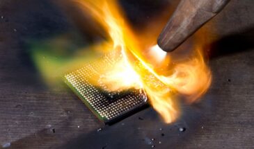 Фен, нож для охоты и разделочная доска помогли вскрыть процессор Xeon Silver