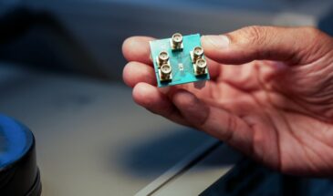 Первый «микроволновой мозг» на чипе обрабатывает спутниковые данные за доли секунды