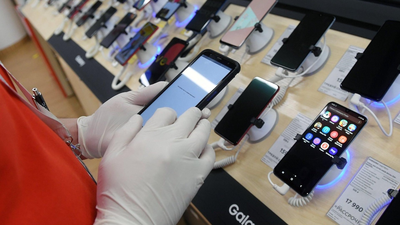 Большинство россиян копят на смартфон, а каждый восьмой берет кредит