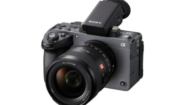 Sony представила компактную кинокамеру FX5