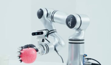 BrainCo представила платформу для управления роботами силой мысли
