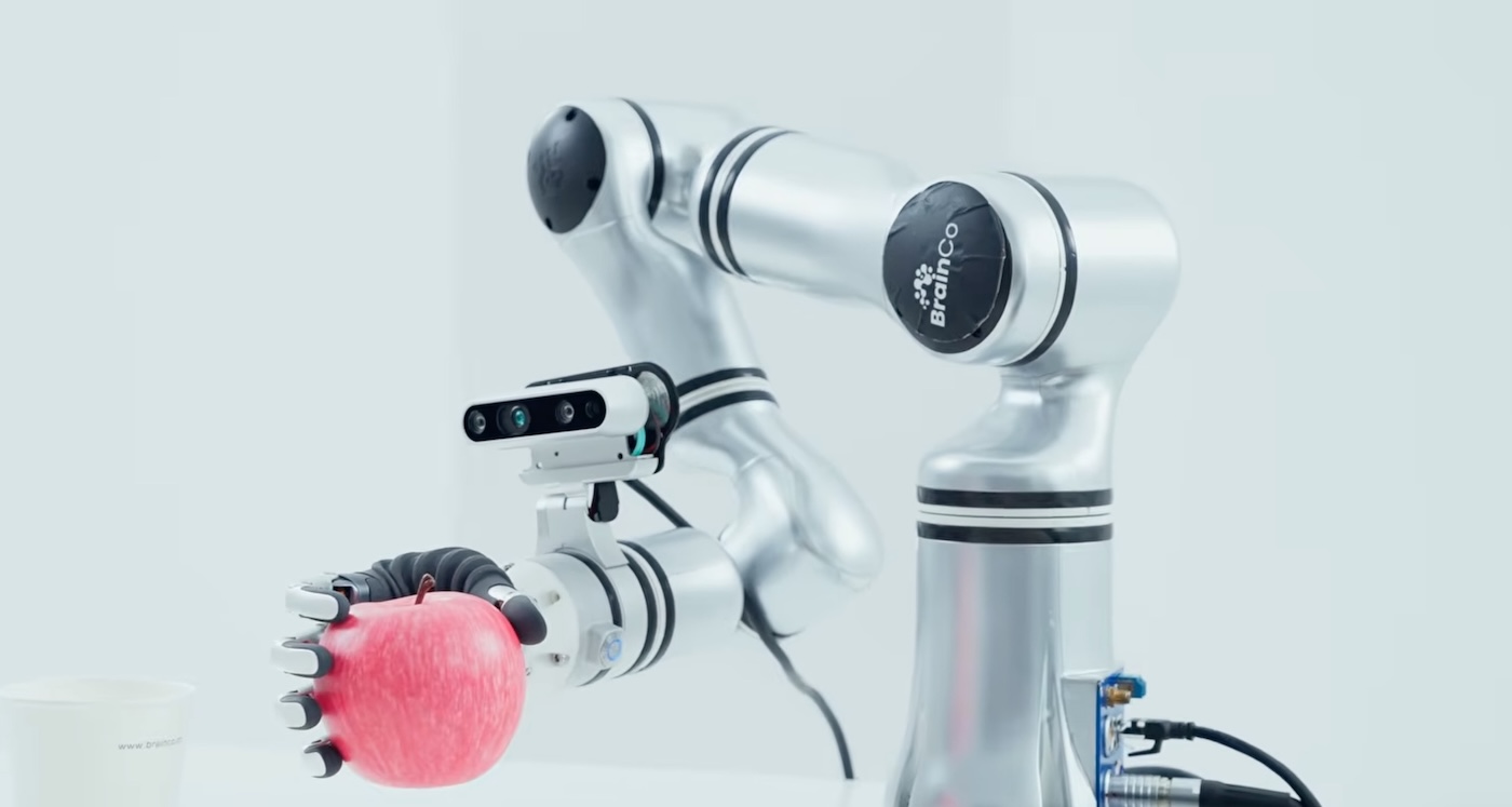 BrainCo представила платформу для управления роботами силой мысли
