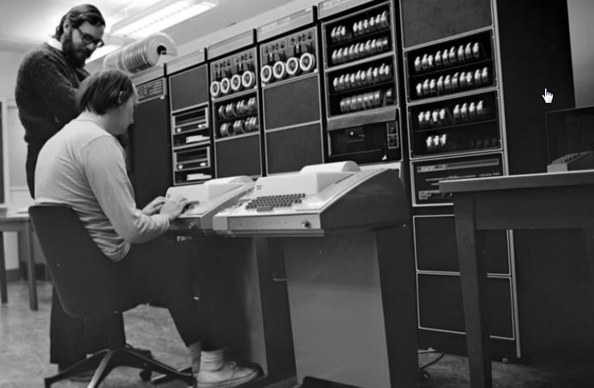Кен Томпсон и Деннис Ричи, работающие над Unix
