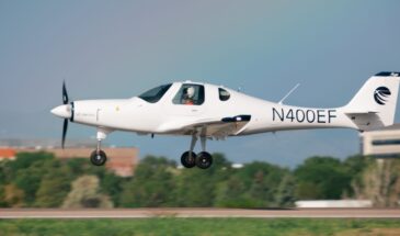 Двухместный электросамолет eFlyer 2 впервые поднялся в воздух