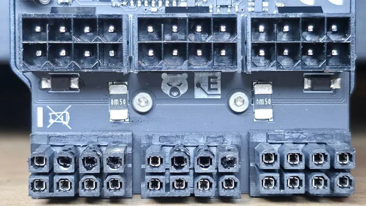 У Radeon RX 7900 XTX расплавились три 8-контактных разъема через измерительный адаптер