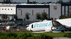 Tesla Cybercab едва не попал в ДТП с Boeing 767 Amazon в аэропорту Майами