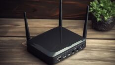 USB-порт роутера превращает флешку в сетевой накопитель и обеспечивает резервный интернет