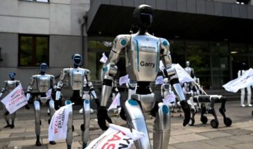 Роботы вышли на улицы с требованием регулировать ИИ