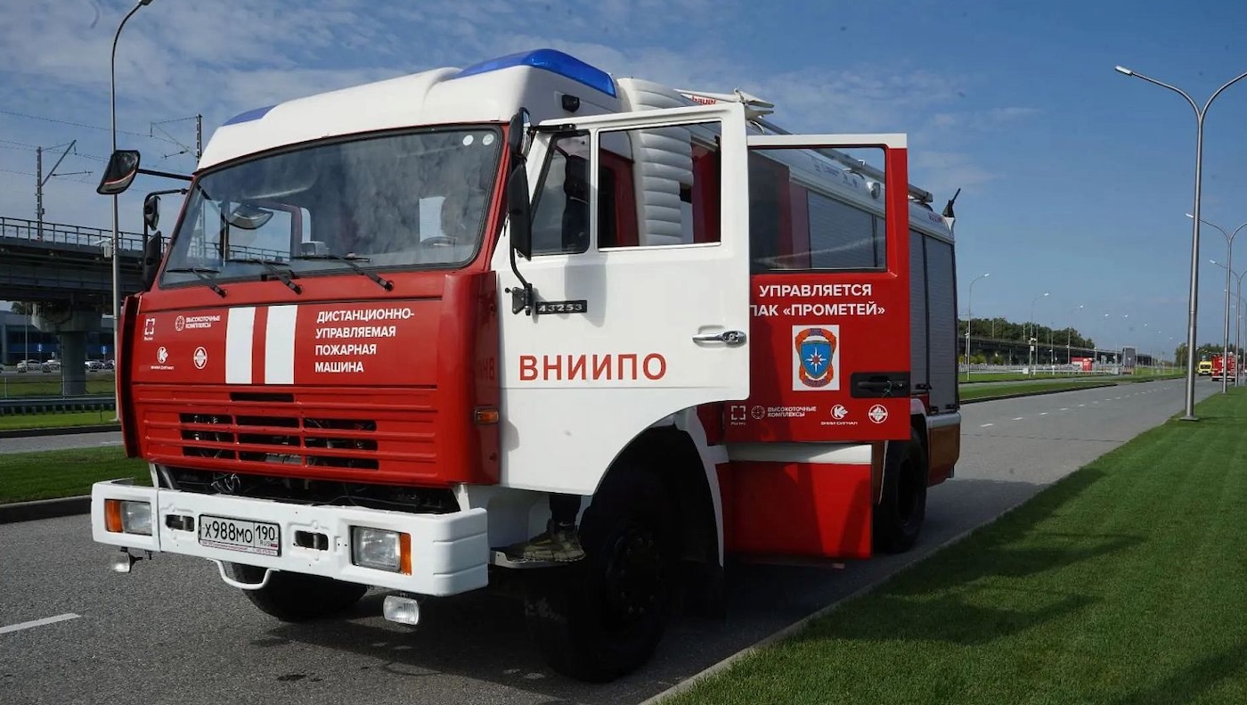 Ростех и МЧС впервые показали автоматизированный пожарный автомобиль