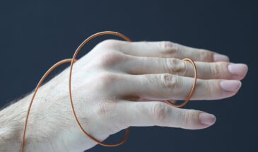 Нитевидный электродвигатель толщиной до 3 мм поможет создать роботизированную одежду