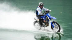 Мотоцикл проехал по воде 40,74 км и установил мировой рекорд