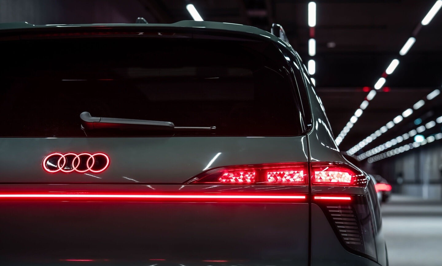 Audi установила на Q9 первые в мире изогнутые цифровые OLED-фонари