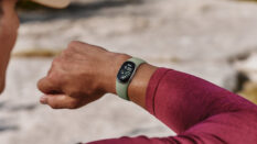Google представила фитнес-браслет Fitbit Edge с GPS и автономностью до семи дней