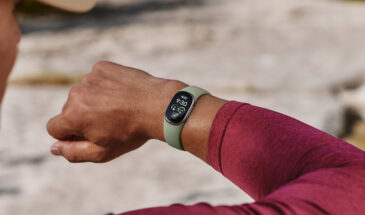 Google представила фитнес-браслет Fitbit Edge с GPS и автономностью до семи дней