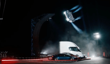 Tesla продемонстрировала летающий электромобиль Roadster