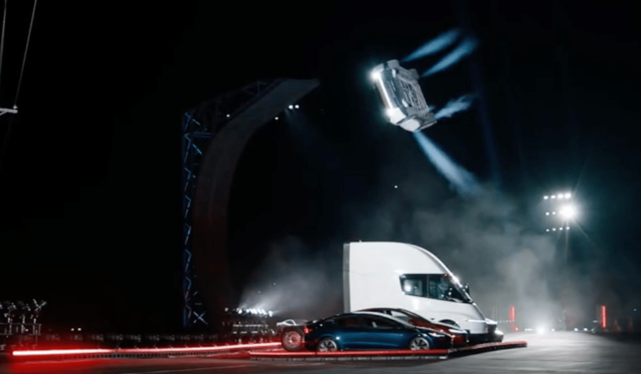 Tesla продемонстрировала летающий электромобиль Roadster