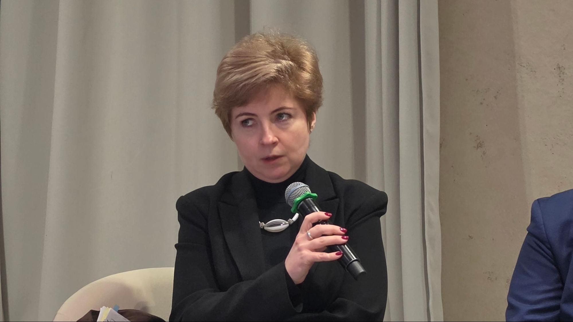 Елена Дербенко, начальник управления ФСТЭК России, во время дискуссии