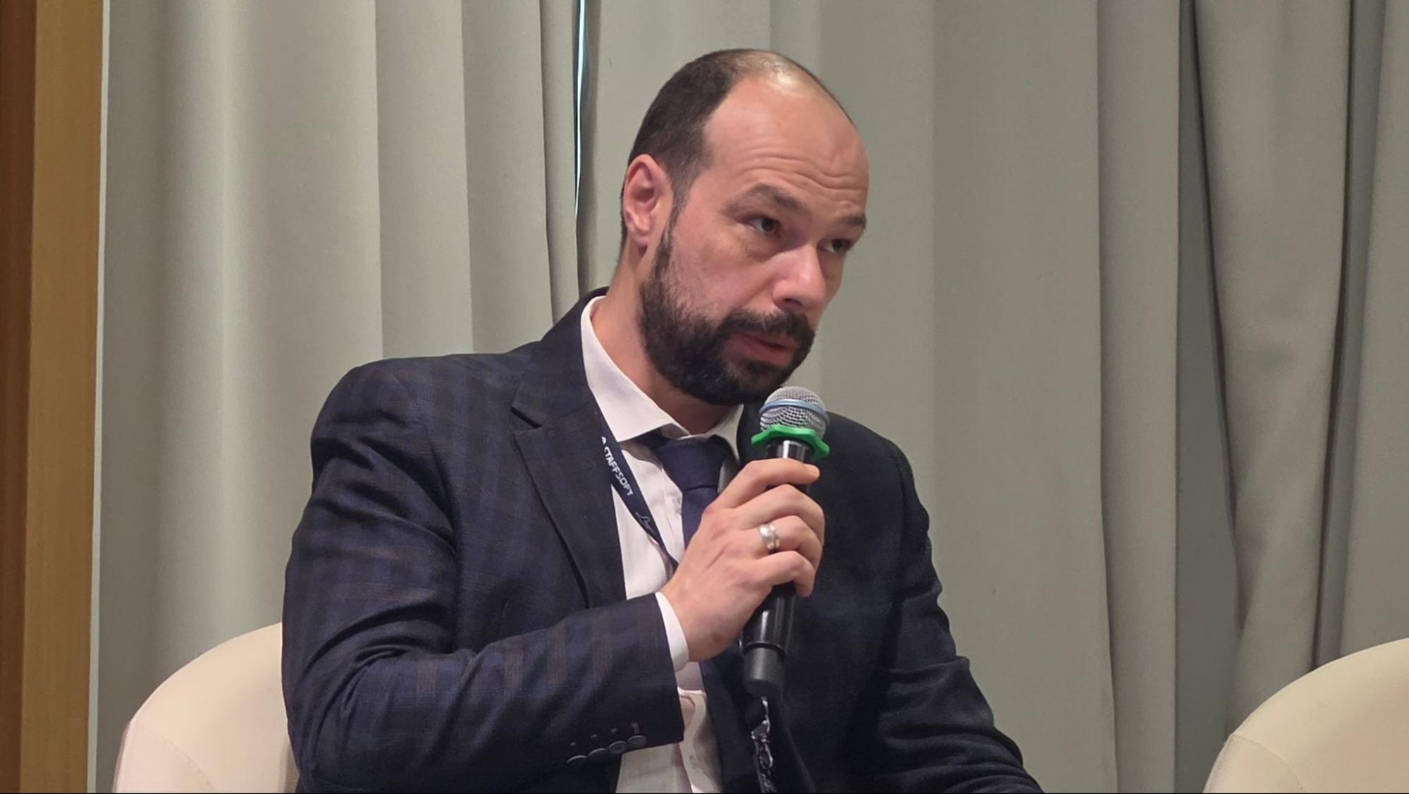 Сергей Страхов, директор центра компетенций «ЗащитаИнфоТранс», во время дискуссии