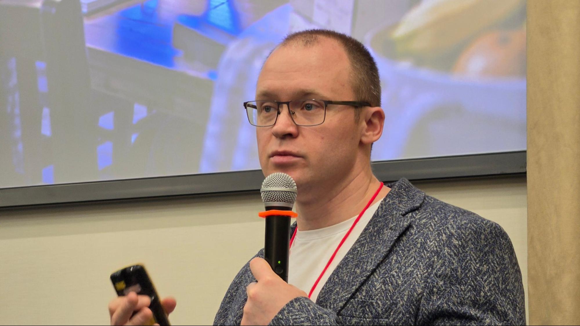 Олег Ассур, технический директор SafeMobile, во время выступления