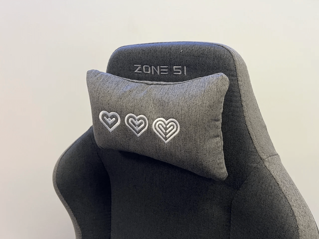 Магнитная шейная подушка Zone 51 Atomic Pro с вышитыми сердечками