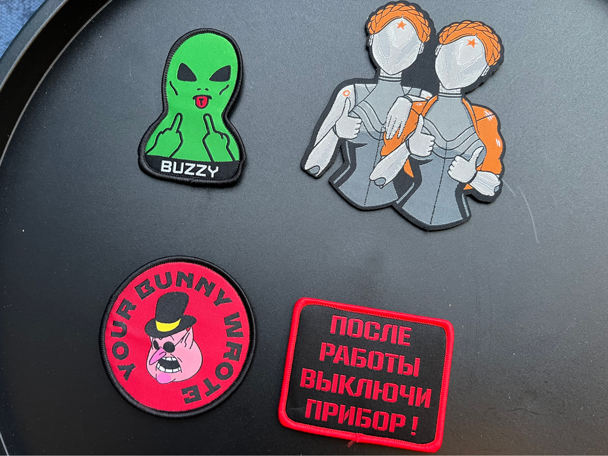 Комплектные шевроны Atomic Heart для кресла Zone 51 Atomic Chevron: близняшки и фразы из игры