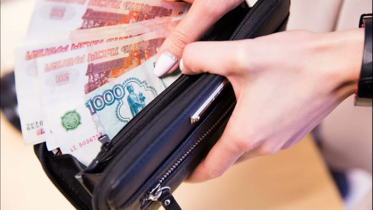 Наличные стали самым популярным способом хранения сбережений у россиян