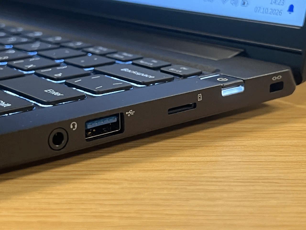 KVADRA NAU LP14: USB-A, microSD и аудиоразъем на правой грани
