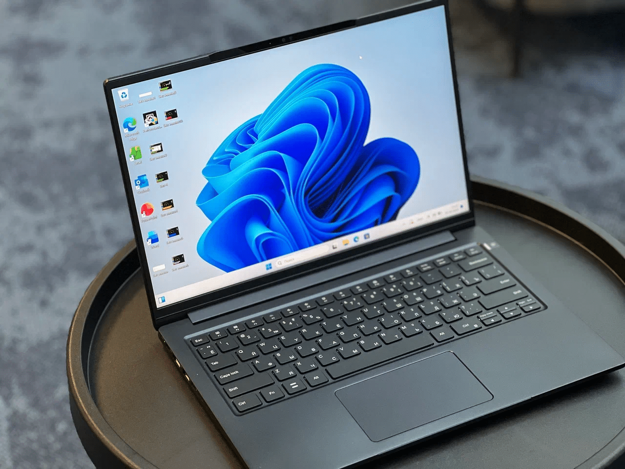 Открытый ноутбук с рабочим столом Windows 11