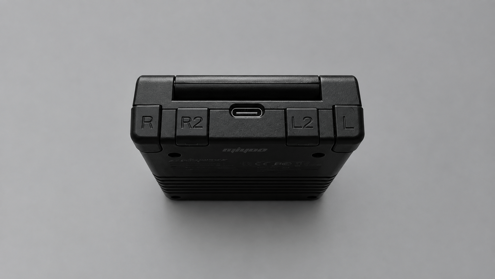 Торец консоли Miyoo с разъемом USB-C и кнопками L, L2, R и R2