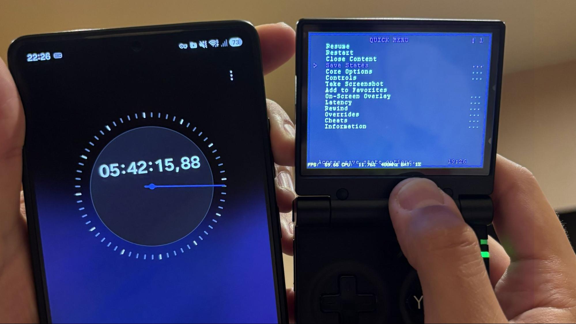 Тест автономности Miyoo Mini Flip: секундомер на смартфоне рядом с меню RetroArch