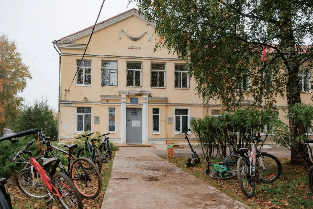 Здание Никулинской средней школы в Тверской области, где преподает автор