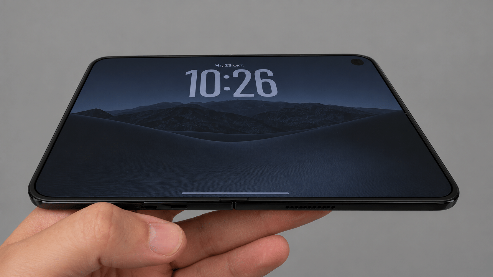 Раскрытый iPhone Duo в руке: внутренний экран с часами и подэкранной камерой