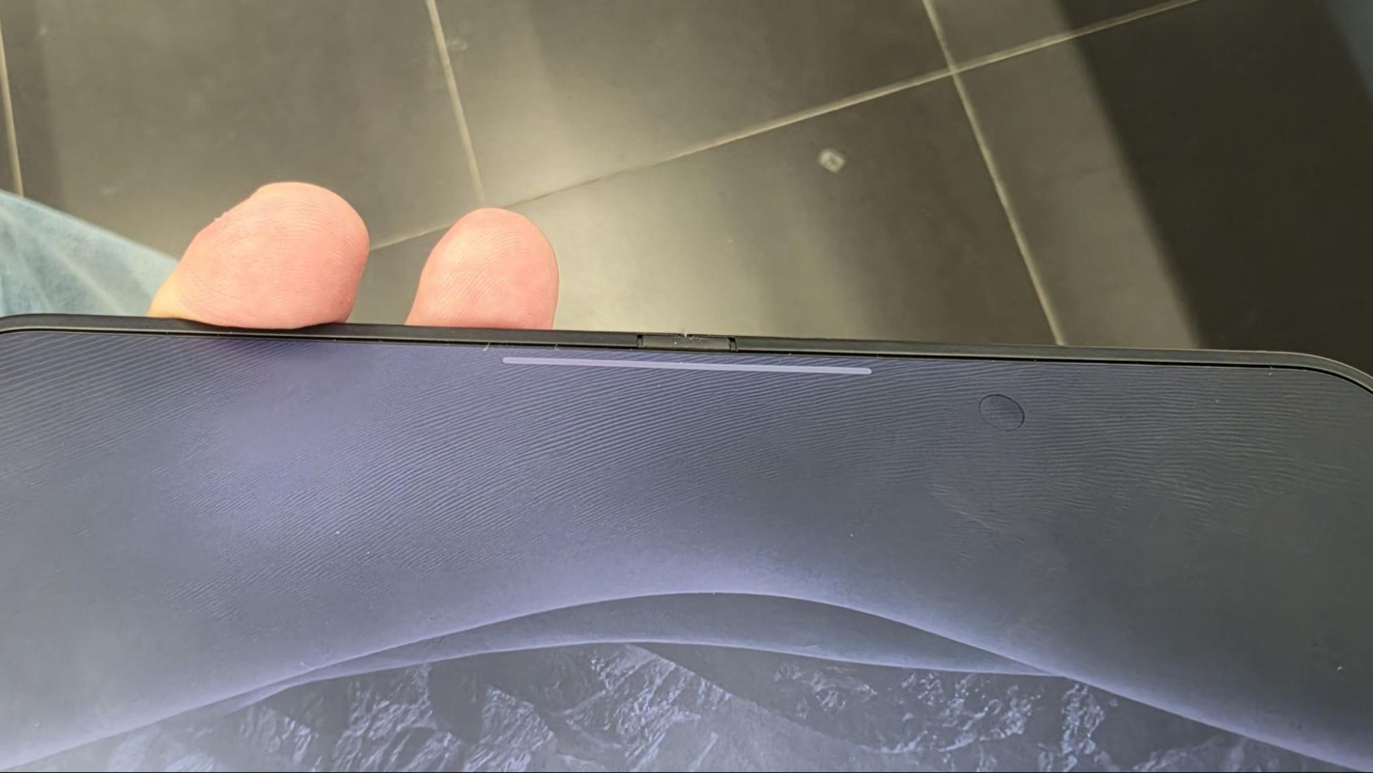 Складка на матовом внутреннем экране iPhone Duo вблизи