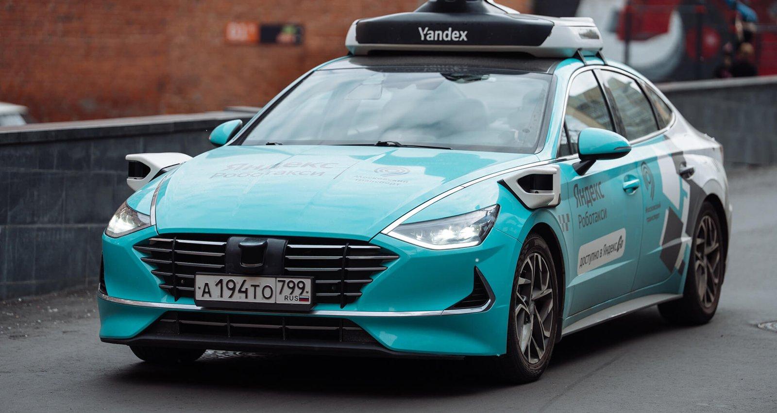 Роботакси «Яндекса» на базе Hyundai Sonata с блоком сенсоров на крыше
