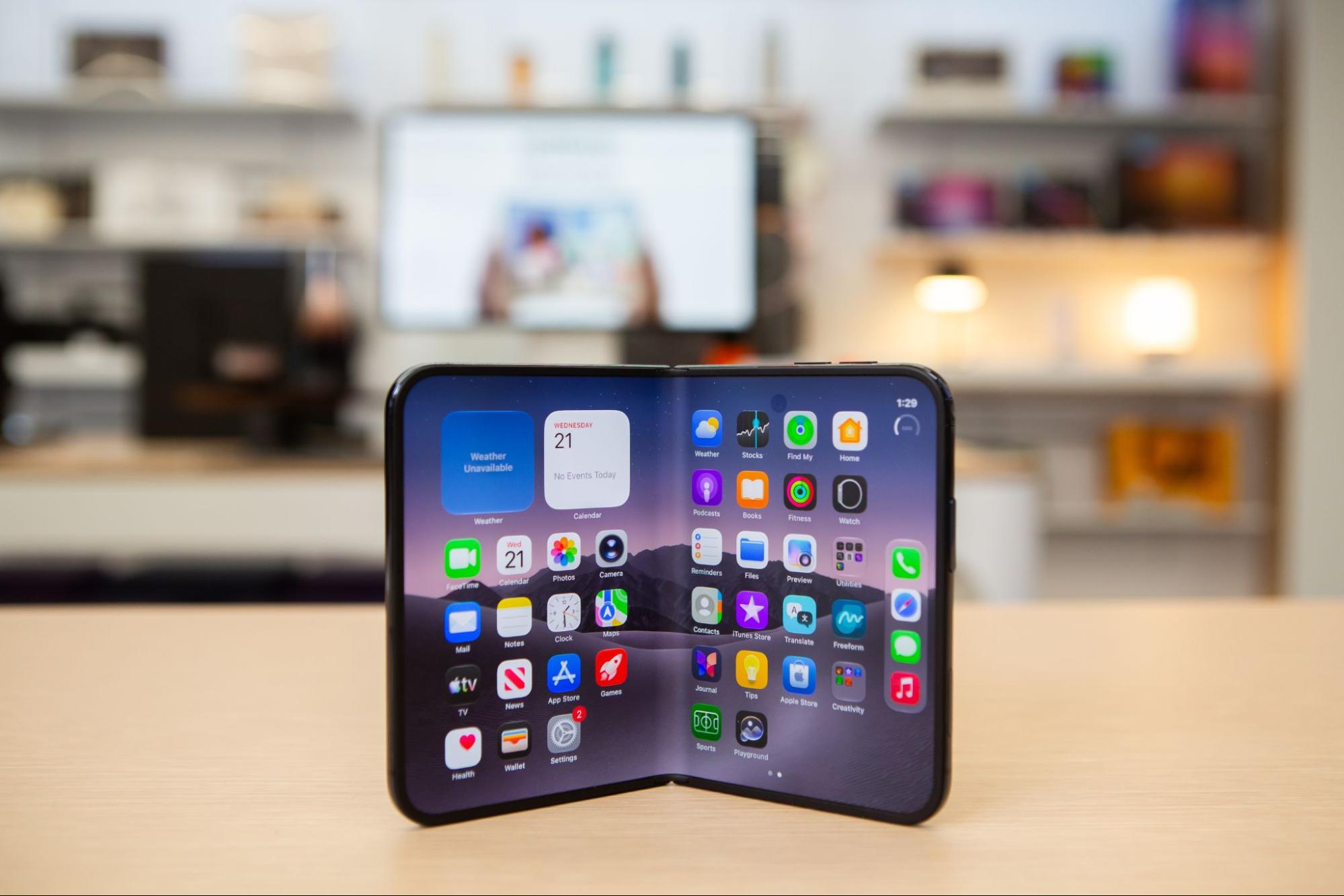 Раскрытый iPhone Duo с рабочим столом iOS 27 на внутреннем экране 7,6 дюйма