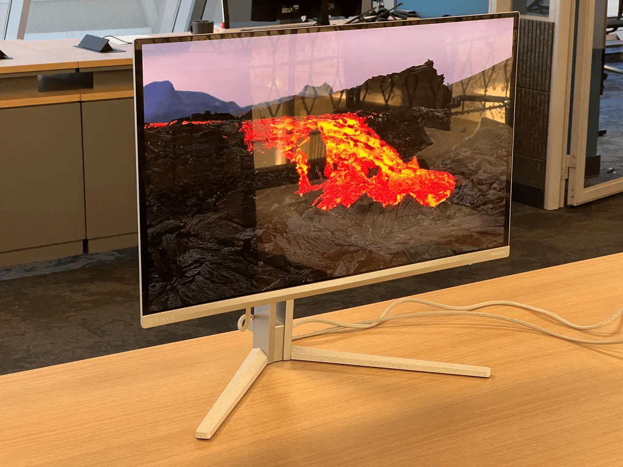 Лава в игровой сцене на QD-OLED-экране монитора Philips Evnia 27M2N8800