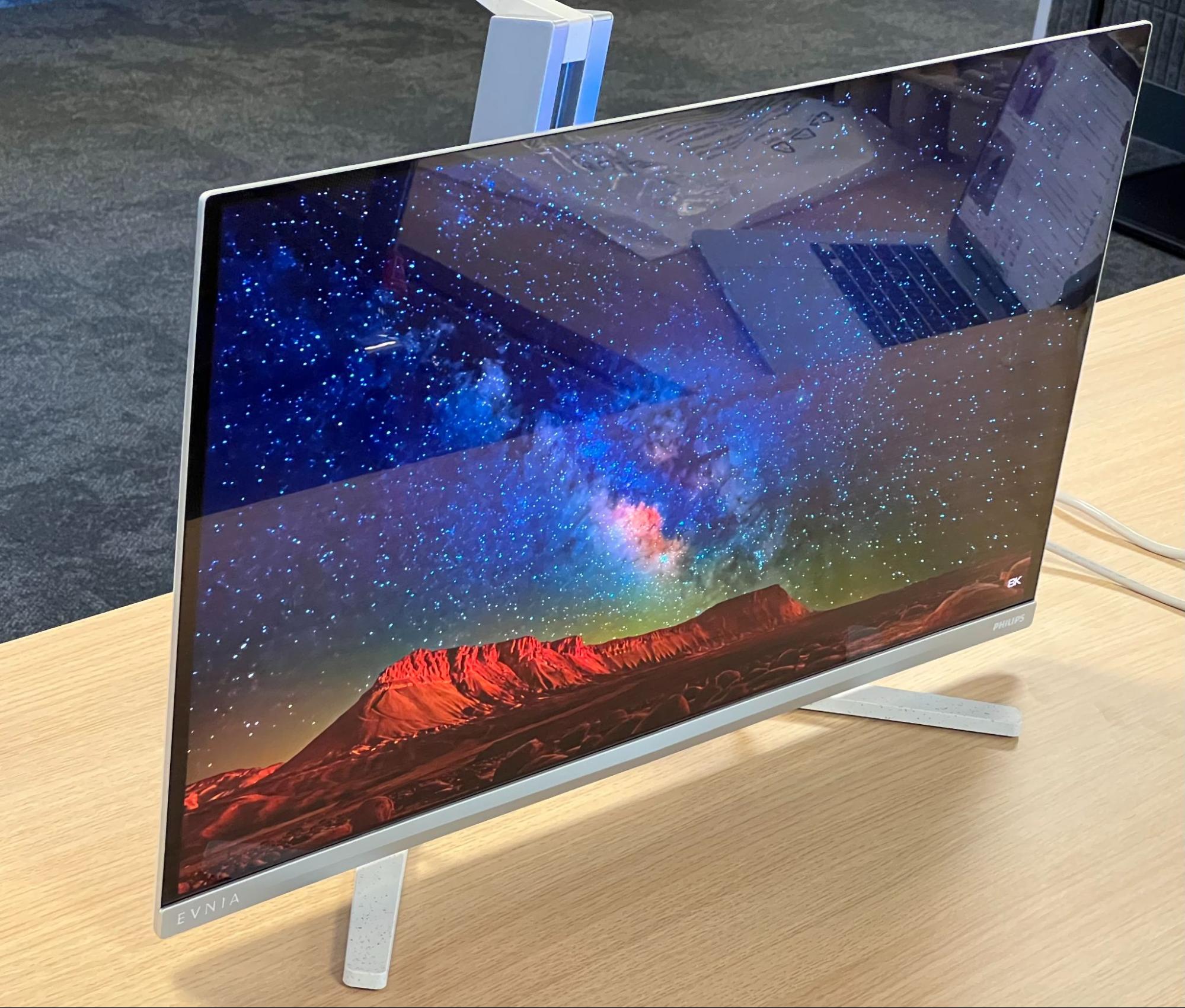 Блики от стола и окон на экране Philips Evnia 27M2N8800 с кадром звездного неба