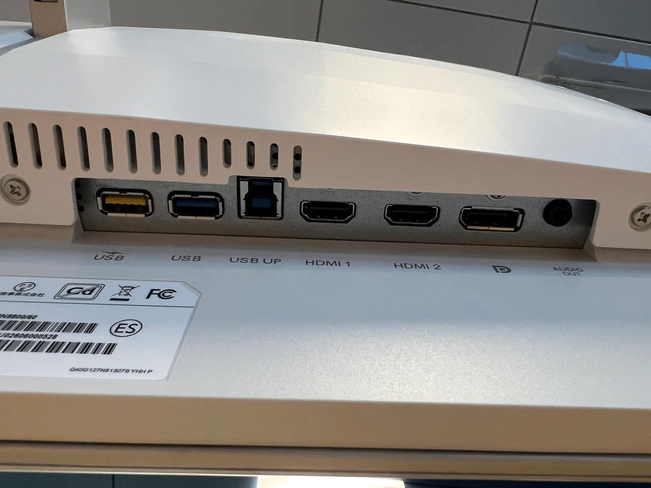 Разъемы Philips Evnia 27M2N8800 сзади: два USB-A, USB-B, два HDMI, DisplayPort и аудиовыход
