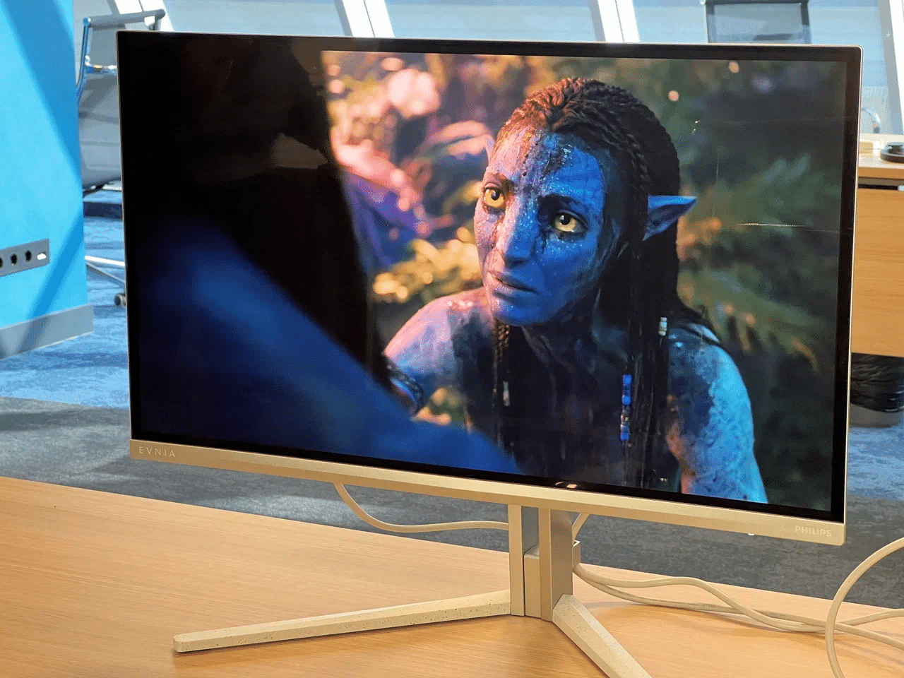 Philips Evnia 27M2N8800 показывает яркий кадр из фильма «Аватар»