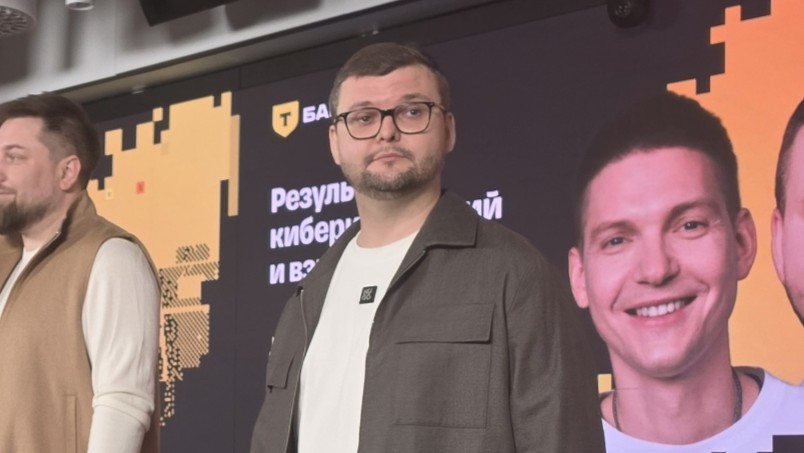 Ведущие у экрана с результатами кибериспытаний Т-Банка