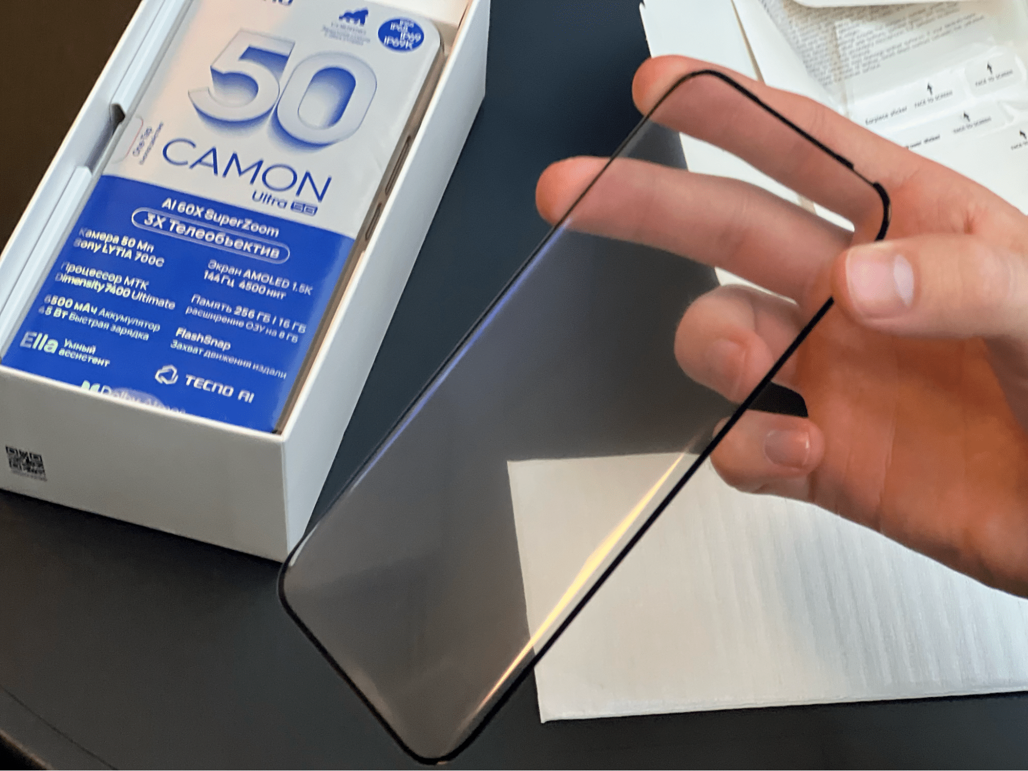 Защитное стекло для смартфона TECNO из комплекта на фоне коробки